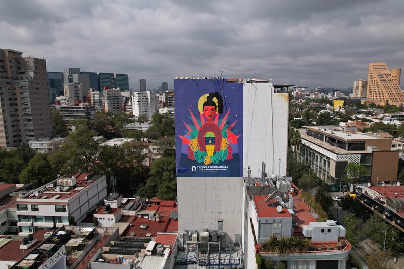 Tres renombrados artistas realizaron tres murales de gran formato en ubicaciones estratégicas de la Ciudad de México con el propósito de preservar con estas obras, el medio ambiente