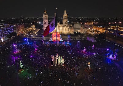 Ofrenda monumental de Día de Muertos embellece el zócalo de la CDMX