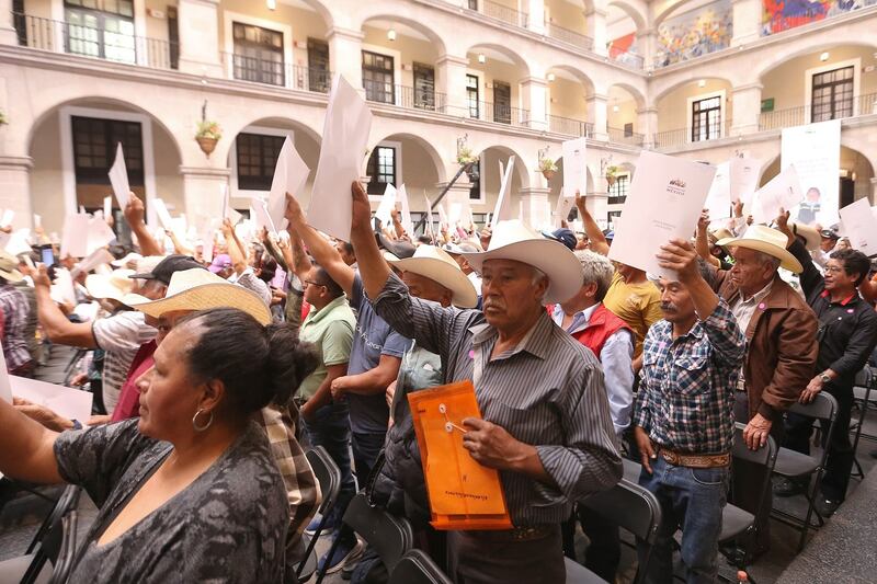 Delfina Gómez Álvarez entrega 600 documentos agrarios