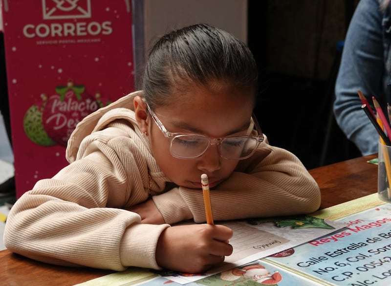 Niños acuden al Palacio Postal para enviar carta a Reyes Magos