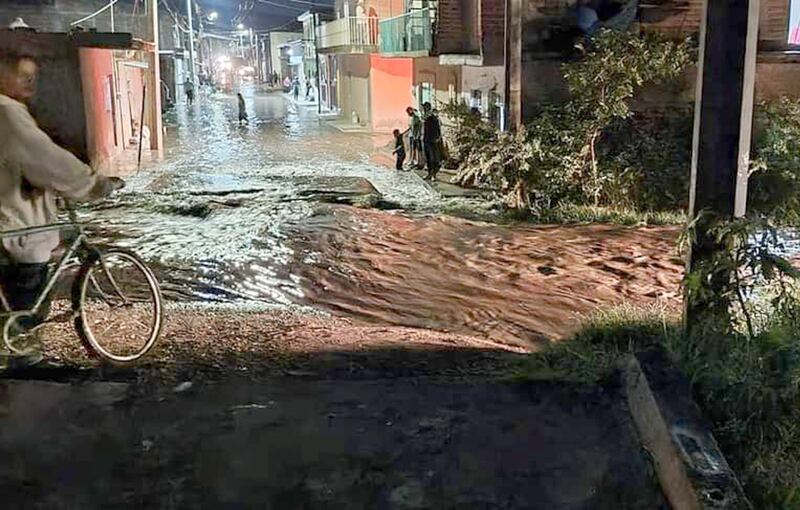 El agua arrastro toneladas de lodo a las calles de Tototlán.