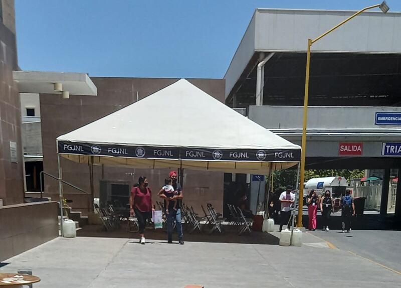 Se instaló un toldo para que las personas no estén esperando bajo los rayos del sol.