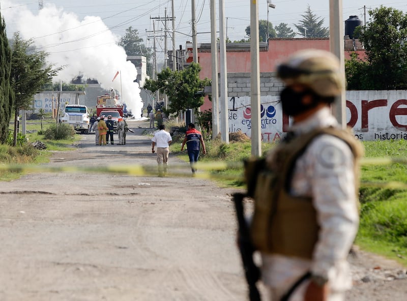 AMOZOC, PUEBLA, 18MAYO2020.- Elementos de la Guardia Nacional, Personal de Protección Civil del Estado y Seguridad Física de Pemex controlaron  fuga de gas registrada en un ducto por supuesta toma clandestina en la colonia San Jacinto en Amozoc.