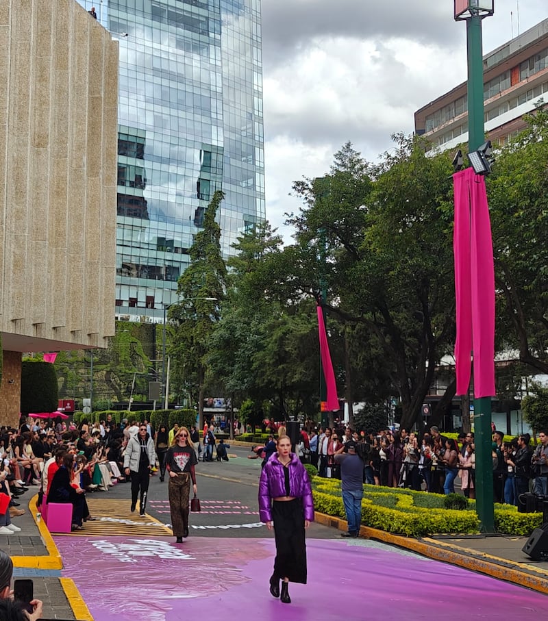 En la edición otoño-invierno 2024 de Fashion Fest, Liverpool apuesta por el estilo personal como una forma de autoexpresión. Las tendencias incluyen vestidos bohemios, estampados florales y chaquetas bomber, celebrando la creatividad y el estilo personal