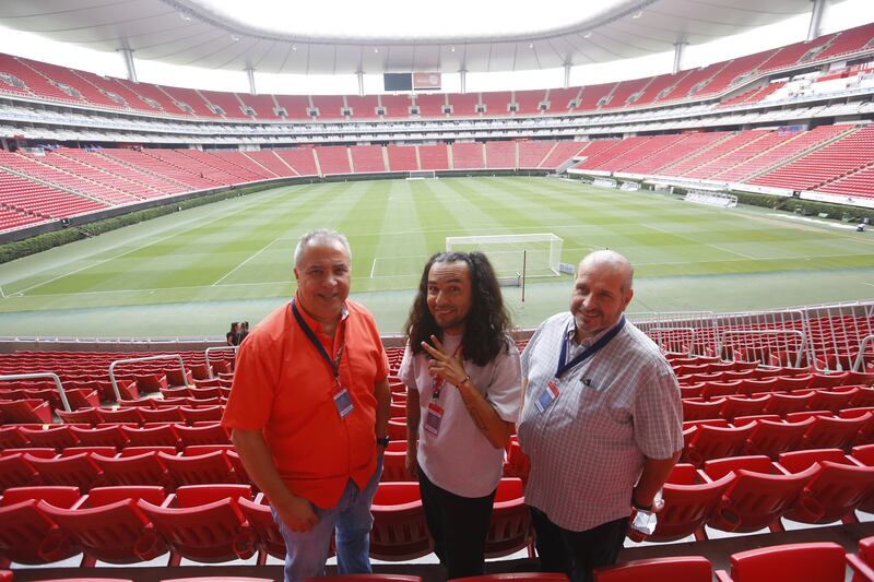 Mauricio Andere, de Zamora Live. Matías Quiroga, project manager y Juan Escalante en el Estadio Akron, en Zapopan.