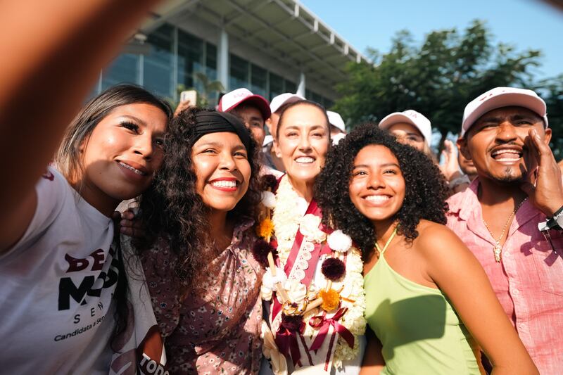 En un auténtico carnaval, simpatizantes le dan la bienvenida a Claudia Sheinbaum en Acapulco