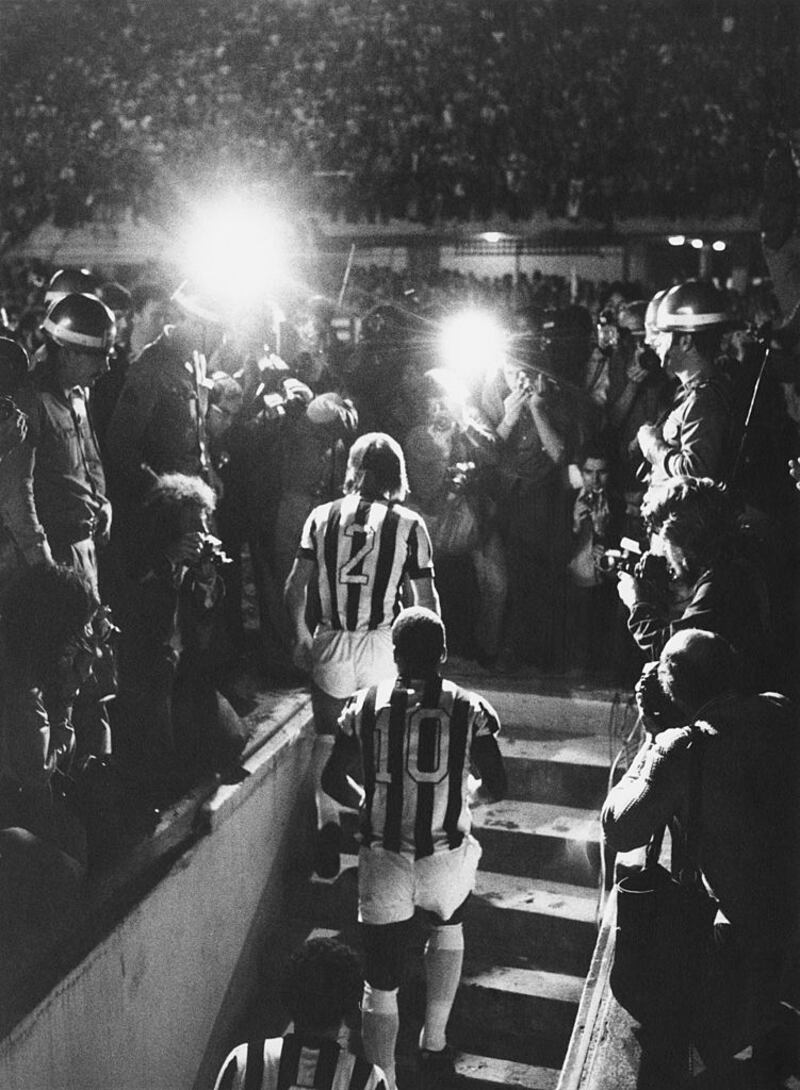 Pelé (10) es fotografiado cuando sale al campo para jugar su último partido con el club de futbol Santos el 18 de octubre de 1974.