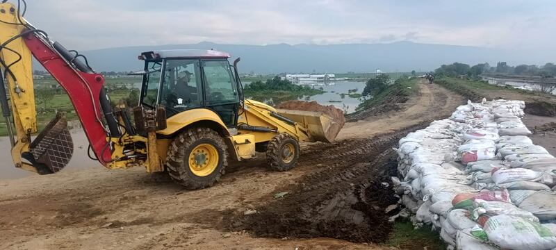 Inician desinfección de cisternas y casas en Chalco tras inundaciones; 600 familias reciben agua potable en Edomex