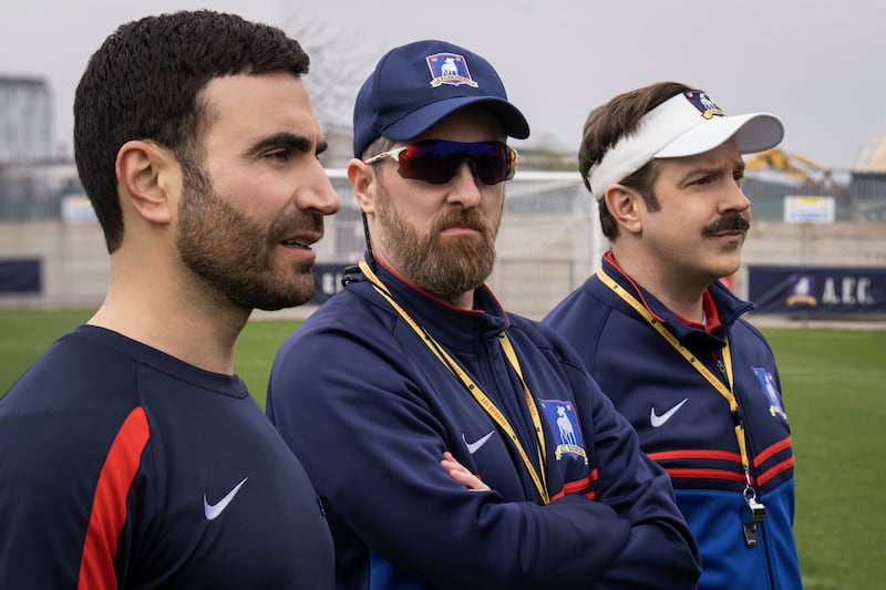 Después de sus históricas victorias consecutivas en los premios Emmy por sus primeras dos temporadas, Ted Lasso llega con más fuerza en la tercera temporada