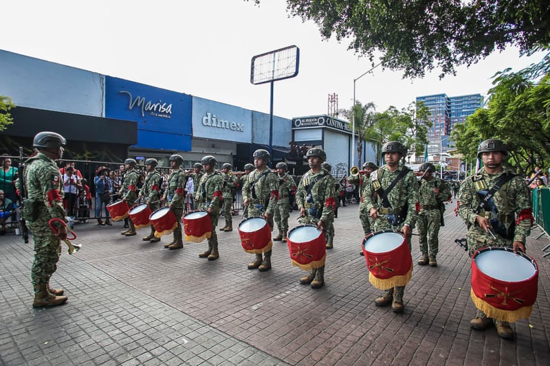 Enrique Alfaro encabeza el Desfile Cívico-Militar Conmemorativo a la Independencia de México, en Jalisco.