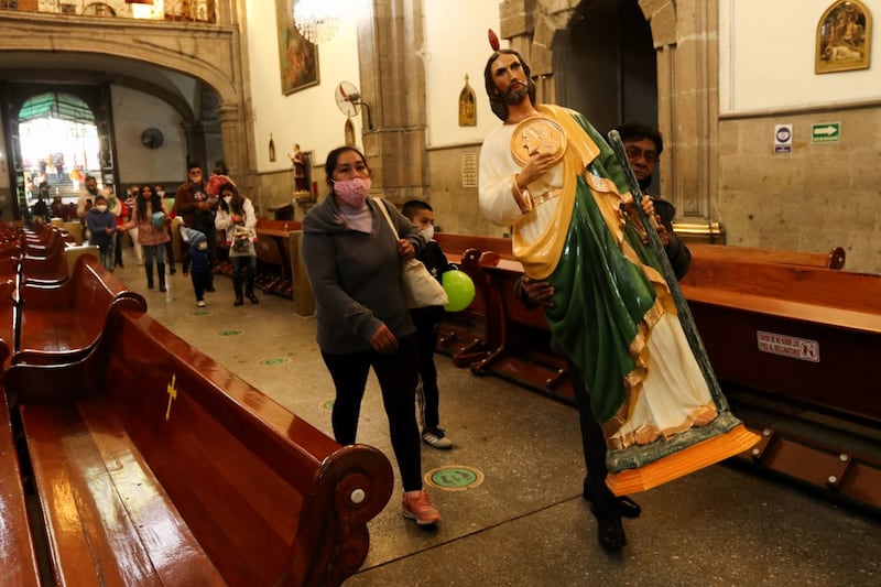 Cada 28 de mes cientos de creyentes del Santo San Judas Tadeo asisten al templo San Hipólito ubicado frente a la alameda Central. Foto: Cuartoscuro