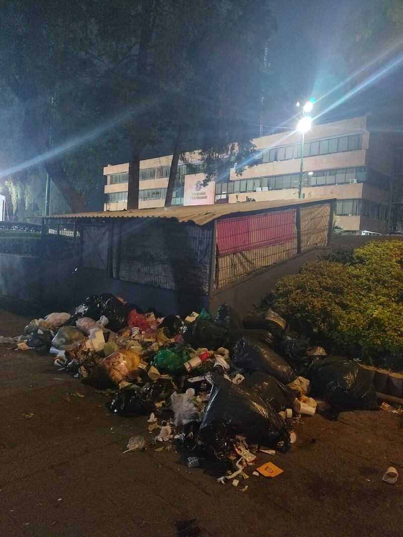 Vecinos de Azcapotzalco usan explanada como tiradero de basura