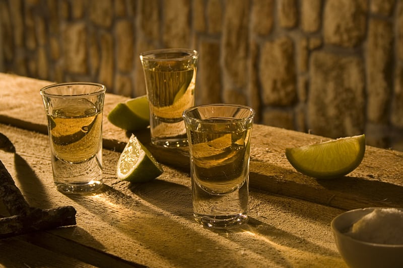 El tequila tiene propiedades como analgésico o cauterizador para la garganta, hasta el punto de que en 1918 los médicos recomendaron beber tequila con limón y sal en una epidemia de gripe.