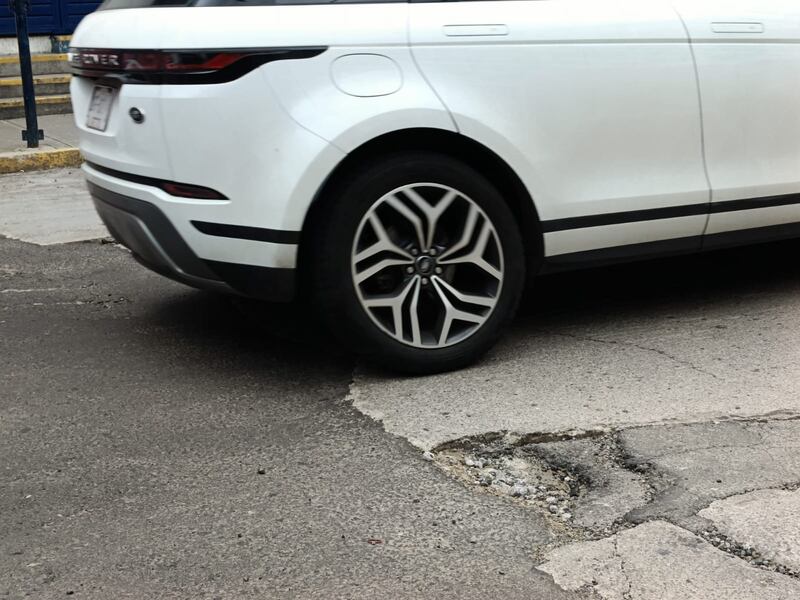 Baches en calles Benito Juárez