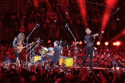 Luego de esperar casi siete años, Metallica regresó a México para reencontrarse con sus fanáticos en el recién inaugurado Estadio GNP Seguros de la Ciudad de México, el cual fue testigo de una noche legendaria, en donde la agrupación realizó un recorrido por algunas de las etapas que marcaron su carrera a través de discos como ‘Master of Puppets’ y ‘Ride the Lightning’.