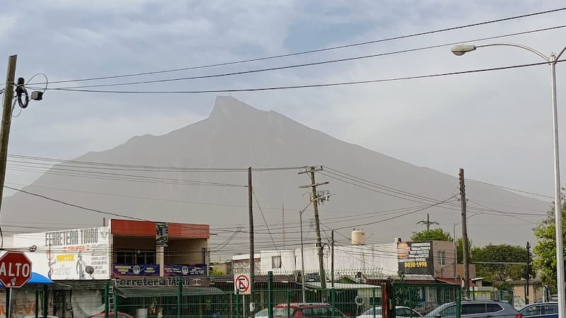 La gran cantidad de partículas cubrió la parte norte del Cerro de la Silla.