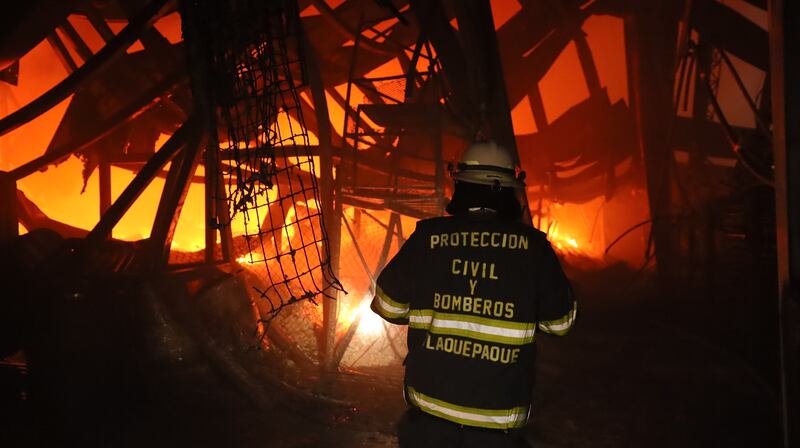 Parte de la estructura del inmueble colapsó por el intenso calor.