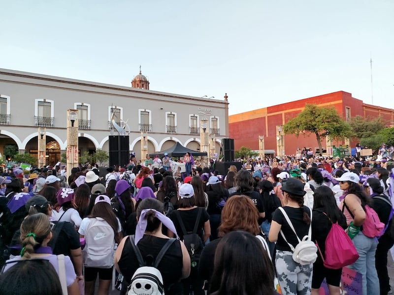 Diversos puntos del Centro Histórico se llenaron de morado.