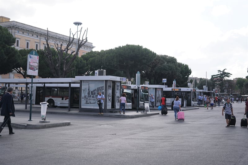 En Roma, Italia, así son los parabuses donde los usuarios pueden aguardar cómodamente por el autobús.