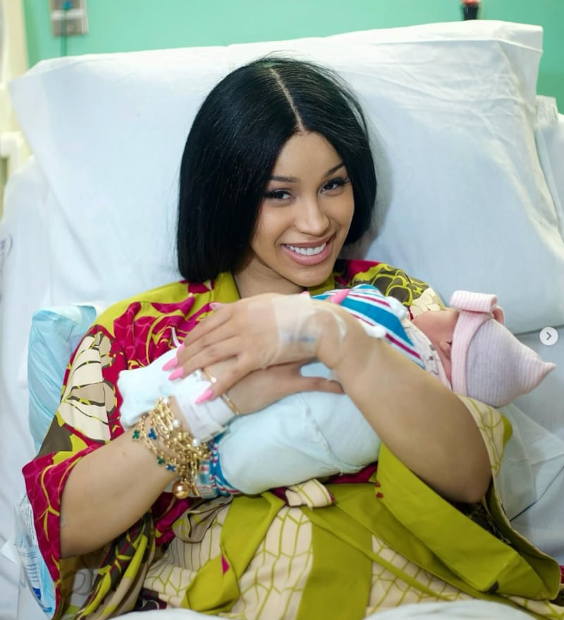 Cardi B con su tercer hijo