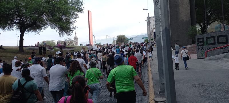 Fueron unas 2 mil personas las que participaron en la Marcha por aire limpio.