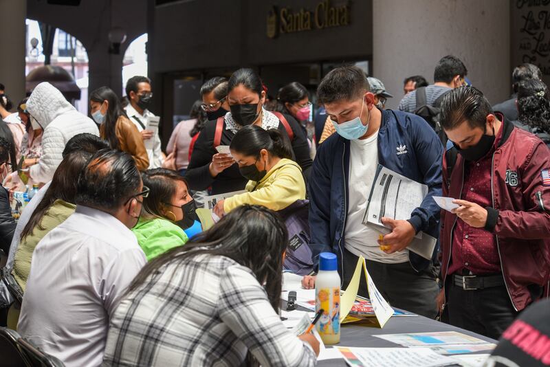 TOLUCA, ESTADO DE MÉXICO, 24MARZO2022.-  Desde temprana hora se dieron cita hombres y mujeres a la Feria Nacional del Empleo instalada en la Concha Acústica en Toluca en donde se vieron cita empresas de diversos ramos para ofertar vacantes. FOTO: CRISANTA ESPINOSA AGUILAR /CUARTOSCURO.COM