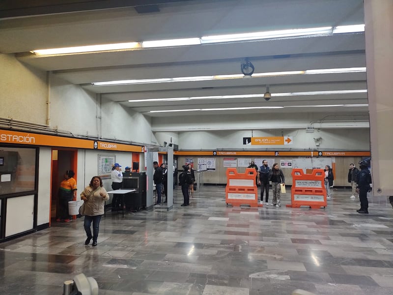 Instalan detector de metales en estación Tacubaya de la Línea 7 del Metro tras ataque