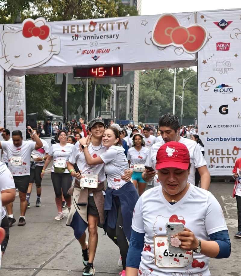 Hello Kitty tomó las calles de la CDMX en su 50 aniversario. Desde principiantes hasta corredores expertos