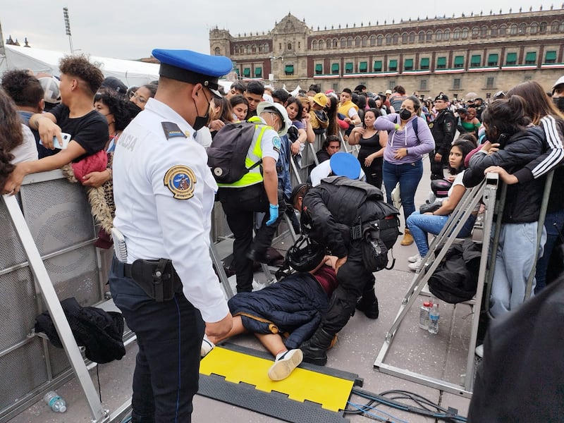 Grupo Firm en el Zócalo de la CDMX: asistentes se desmayan