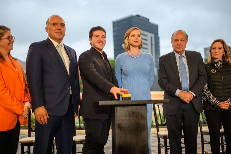 Samuel García y Mariana Rodríguez reinauguraron la fuente, ubicada en la Macro.