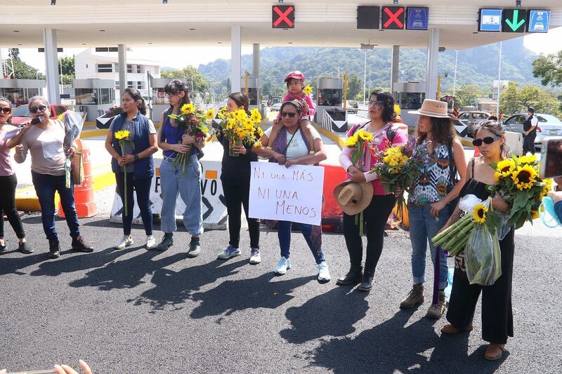 Ariadna Fernanda: con flores exigen justicia por feminicidio