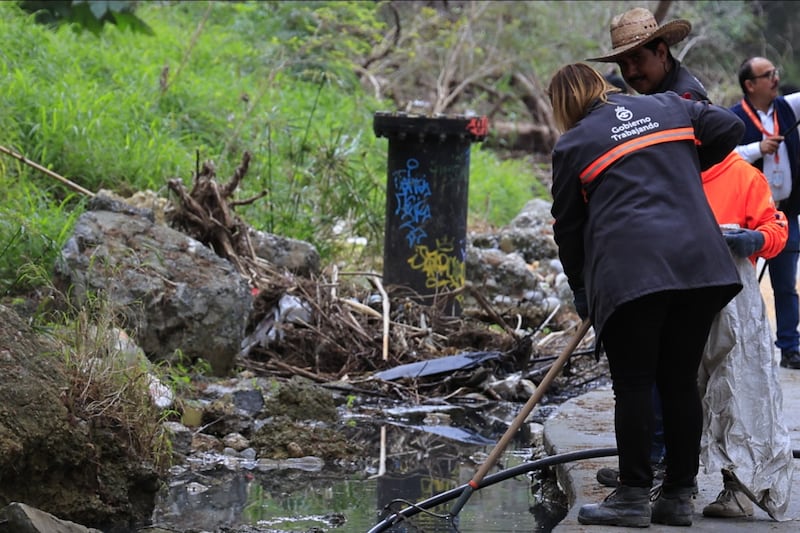 El afluente presenta descarga de aguas negras y hay basura a su alrededor.