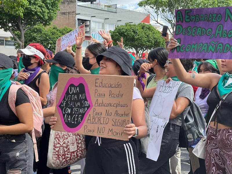 Un grupo de manifestantes decidió separarse de las feministas radicales cuando comenzaron los incidentes violentos.