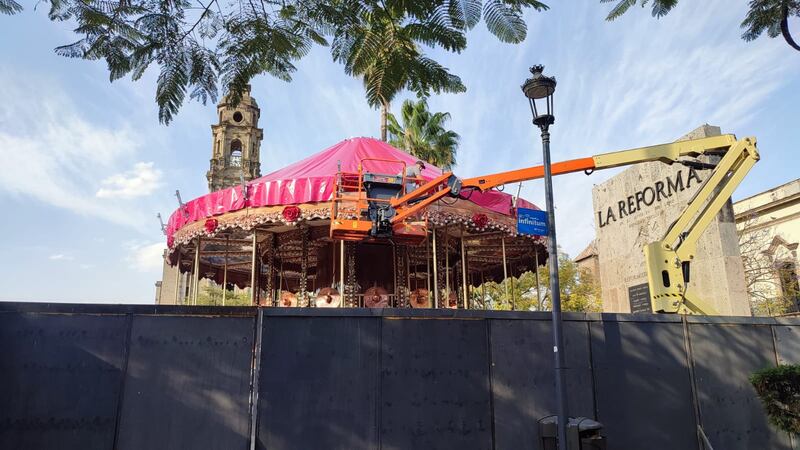 Los constructores le están aplicando los últimos detalles a la estructura.