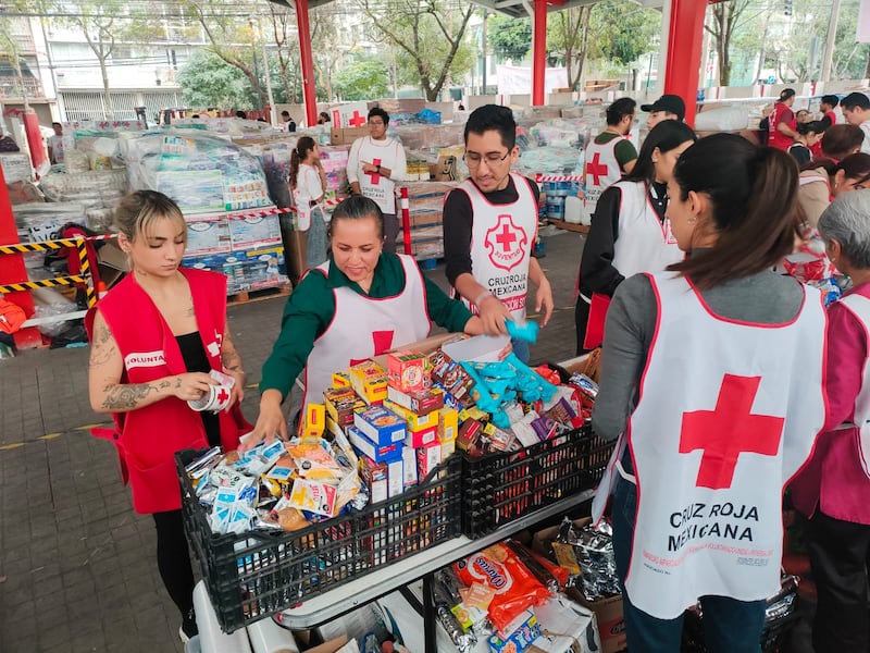 A través de la organización World Central Kitchen, el chef español José Andrés y el mexicano, Lalo Palazuelos llevan comida a las comunidades devastadas por el huracán Otis