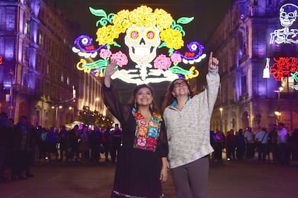 Ofrenda monumental de Día de Muertos embellece el zócalo de la CDMX