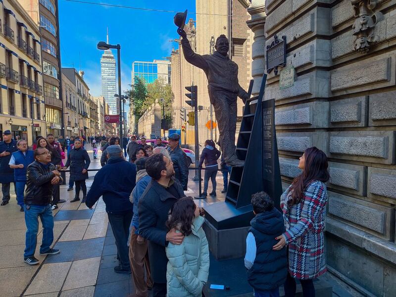 Develan escultura de Pancho Villa en calle Madero del Centro Histórico