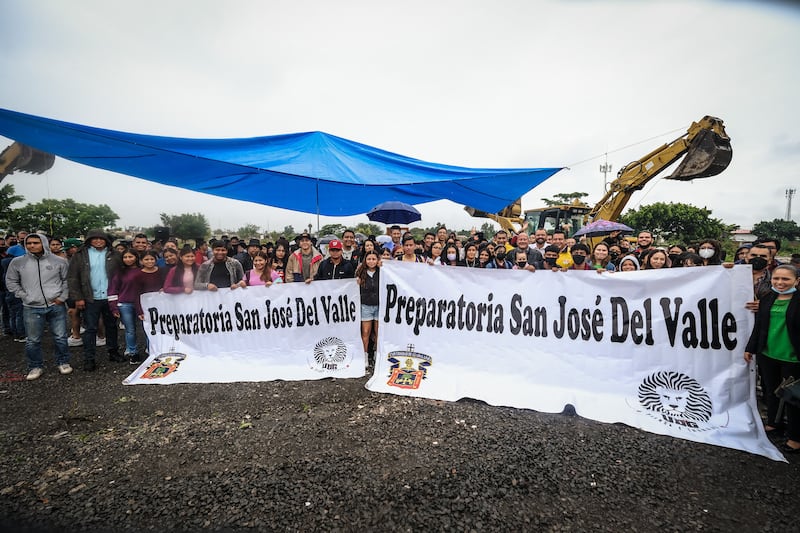 Autoridades estatales invitaron a aquellos que no salieron en listas, poder inscribirse en algunos de los planteles de preparatoria de la casa de estudios.