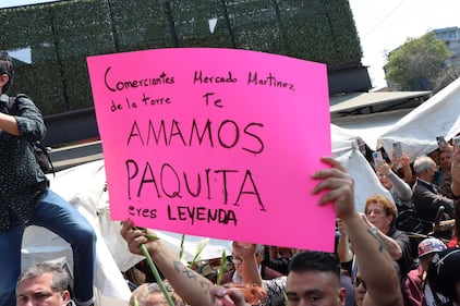 Paquita la del Barrio, una de las voces más emblemáticas en México, falleció el pasado 17 de febrero a los 77 años , dejando un gran vacío en la industria como parte de su legado musical, mismo que está siendo honrado este 21 de febrero a través de distintos puntos de la Ciudad de México, en donde asistieron no solo familiares, sino también colegas y fanáticos que despidieron a la emblemática cantante.