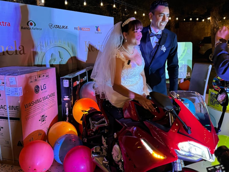 Ricardo Salinas Pliego sorprende a novios con regalos en su boda