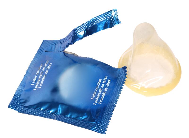 El stealthing”, no solo implica quitarse el condón mientras se mantiene una relación sexual, sino dañar el preservativo premeditadamente.