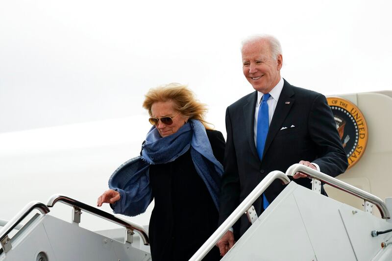 Jill Biden es acompañada de su esposo y presidente de Estados Unidos Joe Biden