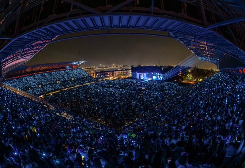 Shakira rinde homenaje a México con ‘Las Mujeres Ya No Lloran’