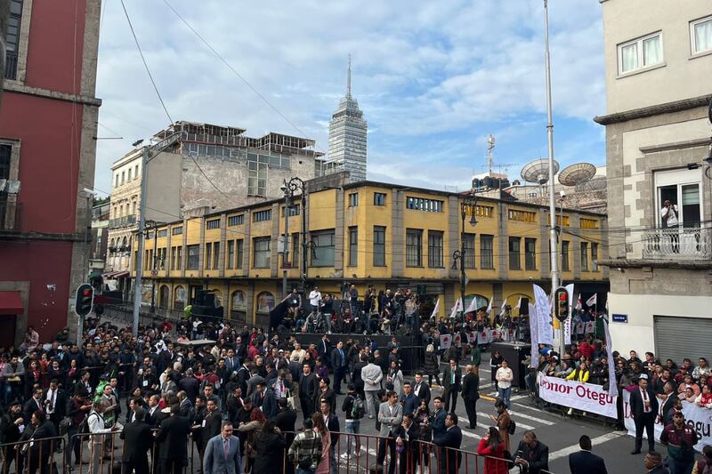 Decenas de habitantes se reúnen afuera del Congreso de la CDMX durante la toma de protesta de Clara Brugada.