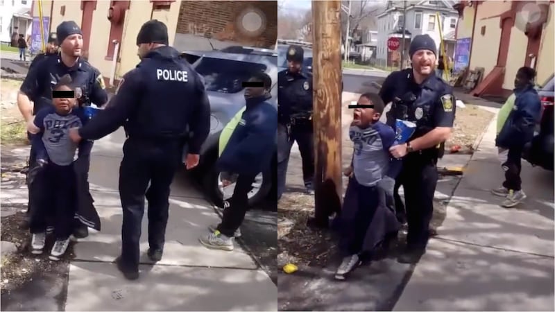 Entre tres policías esposaron al niño mientras un hombre intentaba disuadirlos sobre el arresto, pues el monto de lo robado solo era de un dólar