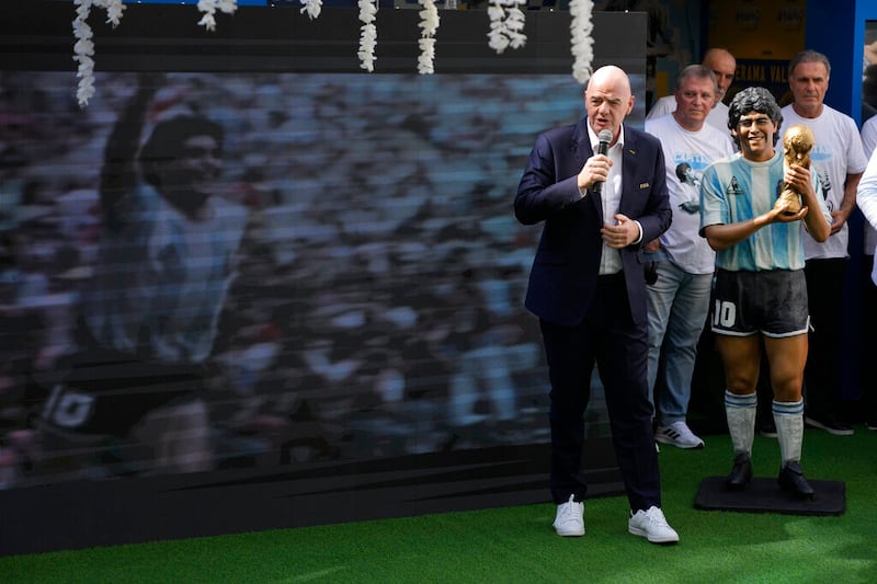 El presidente de FIFA Gianni Infantino habla junto a una estatua de Diego Maradona durante una conmemoración en su honor en Doha, Qatar, el 25 de noviembre de 2022.