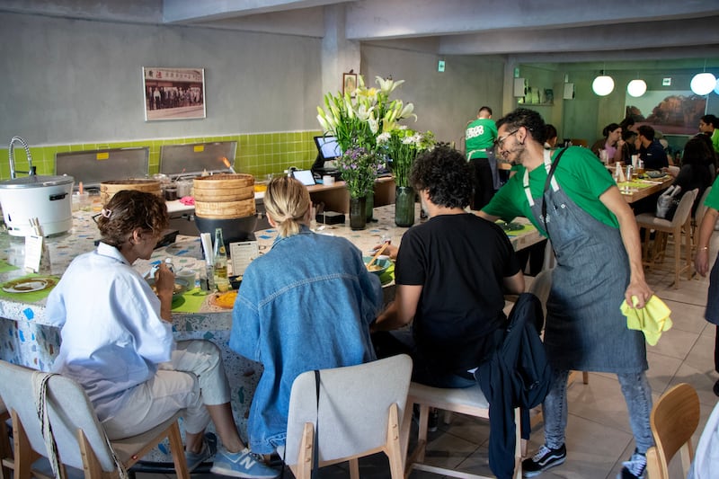 El chef Edo Nakatani fusiona la tradición del udon japonés con sabores mexicanos en su restaurante Fideo Gordo, creando una experiencia culinaria única. Te decimos por qué este restaurante se ha convertido rápidamente en el nuevo hotspot gastronómico de la CDMX