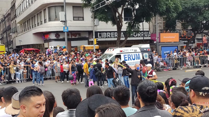 Autoridades capitalinas se hacen de palabras con transeúntes durante el Desfile de Muertos 2022