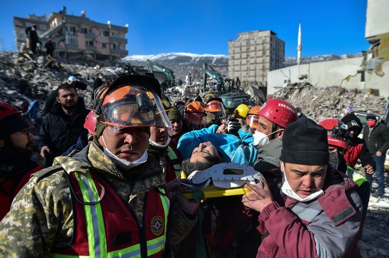 Turquía: Rescatan con vida a adolescente que sobrevivió más de 250 horas bajo los escombros