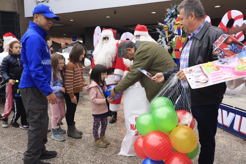 Los chicos recibieron con gran alegría los obsequios entregados por Santa.